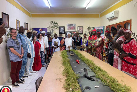 Rois africains et membres de Maghanga Ma Nzambe réunis autour d'une table ornée de plantes symboliques, lors de la cérémonie de remise des attributs traditionnels de chefferie, le 2 mai 2026 à Libreville. © Maghanga Ma Nzambe