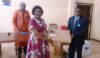 Michel Ikamba de l’Unicef remettant un ordinateur à la gouverneure de l’Ogooué-Ivindo et présidente du Comité de vigilance, Christiane Leckat. © AGPGabon