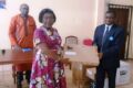 Michel Ikamba de l’Unicef remettant un ordinateur à la gouverneure de l’Ogooué-Ivindo et présidente du Comité de vigilance, Christiane Leckat. © AGPGabon