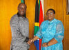 Poignée de main entre Maurice Pebadi Engandzas, nouveau consul honoraire du Gabon à Johannesburg, et le haut-commissaire d'Afrique du Sud au Gabon, lors de leur audience jeudi à Libreville. © D.R.