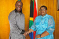 Poignée de main entre Maurice Pebadi Engandzas, nouveau consul honoraire du Gabon à Johannesburg, et le haut-commissaire d'Afrique du Sud au Gabon, lors de leur audience jeudi à Libreville. © D.R.