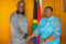 Poignée de main entre Maurice Pebadi Engandzas, nouveau consul honoraire du Gabon à Johannesburg, et le haut-commissaire d'Afrique du Sud au Gabon, lors de leur audience jeudi à Libreville. © D.R.