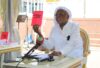 Me Jean-Paul Moumbembé brandissant son ouvrage, «Et Sybilus créa l’Homme», lors de la cérémonie de dédicace, le 30 mai 2026, à Libreville. © GabonReview