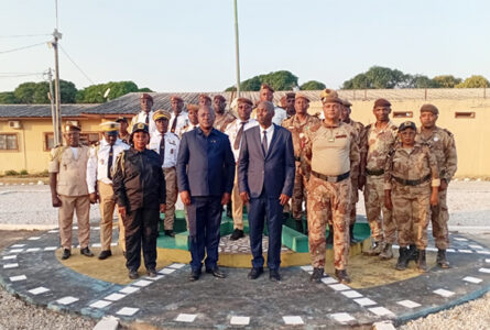 Le ministre de la Justice, Augustin Emane, le gouverneur de la Nyanga, Jean Robert Mabobé, et les responsables locaux de la Sécurité pénitentiaire. © D.R.