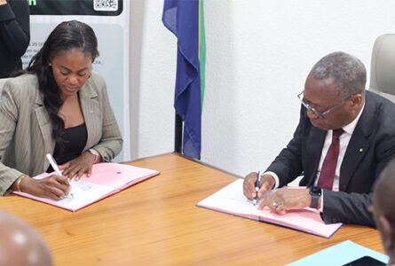 Le ministre de la Mer, de la Pêche, Aimé Martial Massamba, et la responsable de la BCEG, Daisy-Helen Eyang Ntoutoume, lors de la signature de la convention. © D.R.
