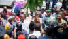 La ministre Laurence Ndong expliquant aux manifestants la situation des dossiers, le 18 mai 2026. © D.R.