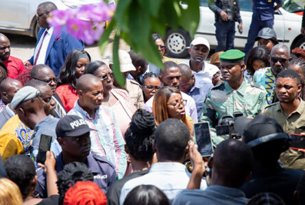 La ministre Laurence Ndong expliquant aux manifestants la situation des dossiers, le 18 mai 2026. © D.R.