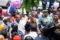 La ministre Laurence Ndong expliquant aux manifestants la situation des dossiers, le 18 mai 2026. © D.R.