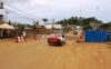 Des véhicules traversant la nouvelle structure bétonnée reliant la Pharmacie de garde au Rond-point de Nzeng-Ayong. © GabonReview