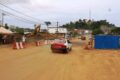 Des véhicules traversant la nouvelle structure bétonnée reliant la Pharmacie de garde au Rond-point de Nzeng-Ayong. © GabonReview