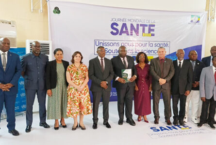 Le secrétaire général du ministère de la Santé, Alain Charles Rotimbo, et les acteurs du secteur, le 13 mai 2026. © GabonReview