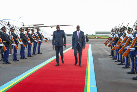 13 mai 2026. Le président de la République, Brice Clotaire Oligui Nguema, remontant le tapis rouge sous les honneurs militaires à l'aéroport de Kigali, aux côtés du ministre rwandais Jean-Damascène Bizimana, venu l'accueillir au nom des autorités rwandaises. © Présidence de la République gabonaise
