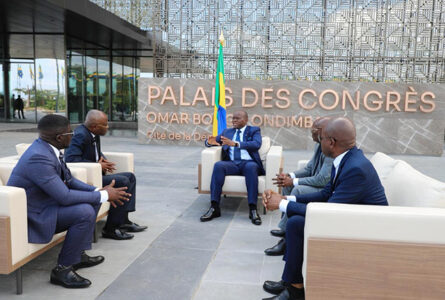Oligui Nguema devant quatre journalistes du quotidien national : «Ce peuple m'a fait confiance pour changer son quotidien. C'est un contrat sacré.» © L’Union