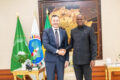 Le président Oligui Nguema posant avec le diplomate italien, Stefano Moscatelli, le 21 mai 2026, à Libreville. © D.R.