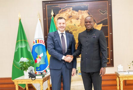 Le président Oligui Nguema posant avec le diplomate italien, Stefano Moscatelli, le 21 mai 2026, à Libreville. © D.R.