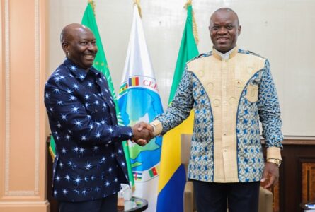 Le PDG du Groupe BGFI Bank, Henri Claude Oyima, et le chef de l’Etat, Brice Clotaire Oligui Nguema, le 22 mai 2026. © Communication présidentielle
