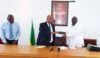 Le maire de Port-Gentil Pascal Houangni Ambouroue remettant au vice-président Boubakar Ngouwa Guingo Mayaki les documents devant guider la CAP, le 20 mai 2026. ©GabonReview