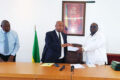 Le maire de Port-Gentil Pascal Houangni Ambouroue remettant au vice-président Boubakar Ngouwa Guingo Mayaki les documents devant guider la CAP, le 20 mai 2026. ©GabonReview