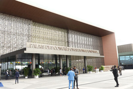 Le Palais des Congrès Omar Bongo Ondimba, inauguré le 3 mai 2026 à Libreville, renoue avec une ambition diplomatique héritée de la Cité de la démocratie. © D.R.