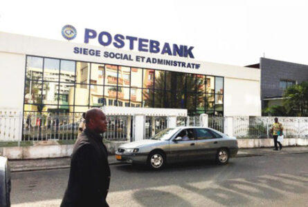 Les épargnants de Postebank attendent toujours. Le Conseil des ministres du 22 mai a reconnu que la crédibilité de l'État est engagée. © GabonReview