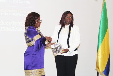 La ministre d’État, Brigitte Onkanowa, représentant le Vice-président du gouvernement, recevant du ministre de Tourisme durable, Marcelle Ebinga-Itsitsa, un exemplaire des Guides. © GabonReview