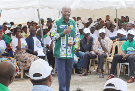 Séraphin Moundounga, le tout premier président de la CNDPC, lors d’une causerie politique sous les couleurs de l’UDB dans le 4e arrondissement de Libreville.  © GabonReview