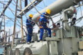 Les techniciens SEEG effectuant des travaux de maintenance du poste source d’Angondjé. © D.R.