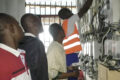 Sur le terrain, au cœur du marché de Mont-Bouët : les agents de la SEEG identifient les box raccordés en marge de tout contrat et démontent, un à un, les branchements frauduleux. © GabonReview (capture d’écran)