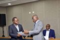 Le ministre d’État François Ndong Obiang remettant son agrément au président de la Fédération gabonaise de judo. © AFC Sports