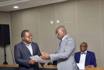 Le ministre d’État François Ndong Obiang remettant son agrément au président de la Fédération gabonaise de judo. © AFC Sports