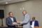 Le ministre d’État François Ndong Obiang remettant son agrément au président de la Fédération gabonaise de judo. © AFC Sports