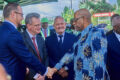 Poignées de mains entre le vice-président Alexandre Barro Chambrier et les dirigeants de la Sobraga : l’image d’un dialogue entre l’État et l’un des piliers industriels du Gabon. © D.R.