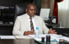 Le ministre d'Etat aux Transports, Ulrich Manfoumbi Manfoumbi, lors d’une séance de travail. © D.R.