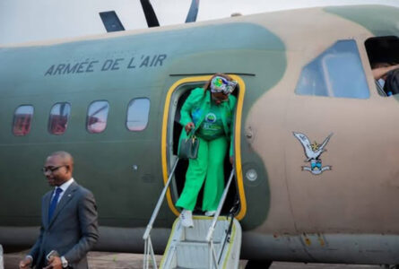 Le secrétaire général de l'UDB Mays Mouissi et la ministre Laurence Ndong, à la descente d'un aéronef militaire loué par leur parti pour sa tournée d'implantation. © Facebook