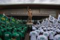 Seize ans après sa disparition, Omar Bongo n’a peut-être jamais été aussi vivant et aussi présent dans la vie politique. La cérémonie du 3 mai dernier en a été une expression. Deux positions porteuses d’une seule et même ambition : réhabiliter le symbole pour mieux en préempter l’héritage politique. © GabonReview / Illustration IA