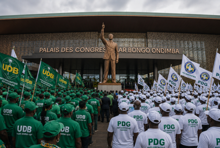 Seize ans après sa disparition, Omar Bongo n’a peut-être jamais été aussi vivant et aussi présent dans la vie politique. La cérémonie du 3 mai dernier en a été une expression. Deux positions porteuses d’une seule et même ambition : réhabiliter le symbole pour mieux en préempter l’héritage politique. © GabonReview / Illustration IA