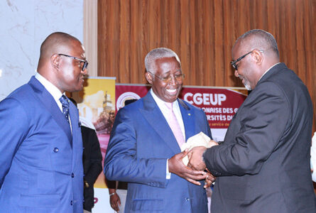 Raymond Ndong Sima recevant son prix des mains du ministre de l’Enseignement supérieur, le 18 mai 2026. © GabonReview