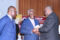 Raymond Ndong Sima recevant son prix des mains du ministre de l’Enseignement supérieur, le 18 mai 2026. © GabonReview