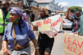 Afrique du Sud : Des scènes de violence xénophobe qui scandalisent le continent. Mais avant de condamner, l'histoire exige qu'on interroge aussi notre propre mémoire. «Rentrez chez vous» est l'ordre donné aux étrangers sur ces pancartes. © AFP / BBC