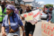 Afrique du Sud : Des scènes de violence xénophobe qui scandalisent le continent. Mais avant de condamner, l'histoire exige qu'on interroge aussi notre propre mémoire. «Rentrez chez vous» est l'ordre donné aux étrangers sur ces pancartes. © AFP / BBC