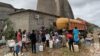 Des habitants du Centre international des civilisations bantoues (Ciciba) à Libreville, lors d’une distribution d’eau en septembre 2023. © Gilles Gallinaro/Radio France