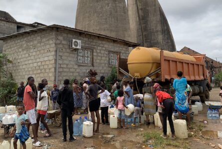Des habitants du Centre international des civilisations bantoues (Ciciba) à Libreville, lors d’une distribution d’eau en septembre 2023. © Gilles Gallinaro/Radio France