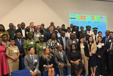 Photo de famille à l’occasion de la première journée de l’atelier contre le trafic illicite de bois, le 18 mai 2026 à Libreville. © D.R.