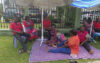 Les agents de la CNNII assis au pied de l’immeuble Arambo, le 20 mai 2026 à Libreville. © GabonReview