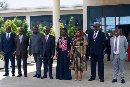 Photo de famille à l’issue de la cérémonie de l’installation du bureau de la commission tripartite, le 18 mai 2026 à Libreville. © GabonReview