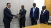 Moment de la signature aec le Turc Hakan Kiran. © GabonReview
