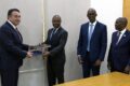 Moment de la signature aec le Turc Hakan Kiran. © GabonReview