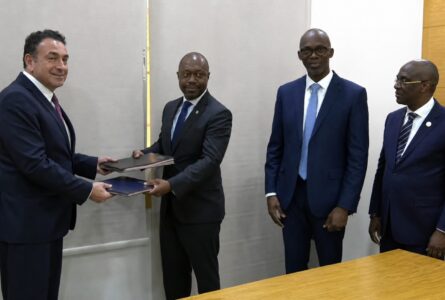 Moment de la signature aec le Turc Hakan Kiran. © GabonReview