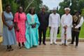La Reine-Mère Fezeu Espérance et sa délégation lors de la remis du rapport de l’École de Dialogue au vice-président de la République gabonaise, Alexandre Barro Chambrier, le 9 mai 2026 à Libreville. © 237online
