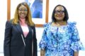 La ministre gabonaise de la Fonction publique, Laurence Ndong, et son homologue ivoirienne Anne Désirée Ouloto, à Abidjan. © Communication gouvernementale